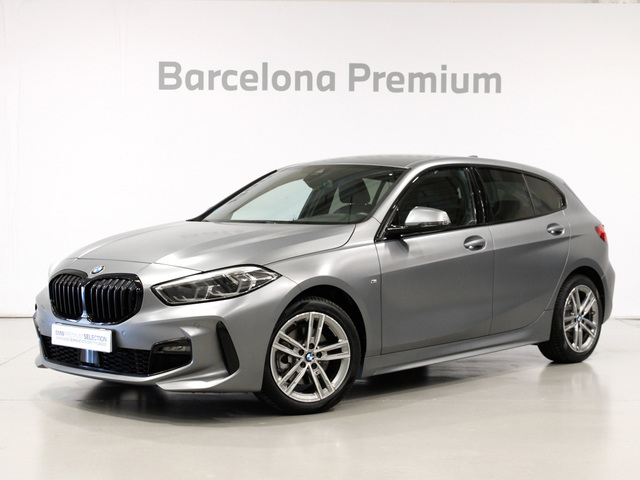 BMW Serie 1 118d color Gris. Año 2024. 110KW(150CV). Diésel. En concesionario Barcelona Premium -- GRAN VIA de Barcelona