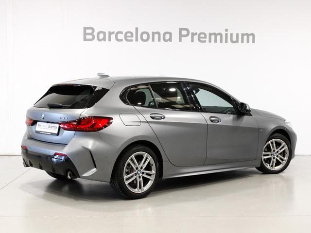 BMW Serie 1 118d color Gris. Año 2024. 110KW(150CV). Diésel. En concesionario Barcelona Premium -- GRAN VIA de Barcelona