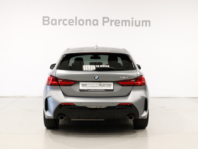BMW Serie 1 118d color Gris. Año 2024. 110KW(150CV). Diésel. En concesionario Barcelona Premium -- GRAN VIA de Barcelona