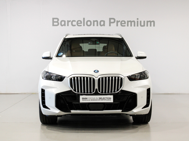 BMW X5 xDrive50e color Blanco. Año 2024. 360KW(489CV). Híbrido Electro/Gasolina. En concesionario Barcelona Premium -- GRAN VIA de Barcelona