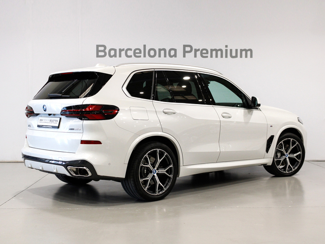 BMW X5 xDrive50e color Blanco. Año 2024. 360KW(489CV). Híbrido Electro/Gasolina. En concesionario Barcelona Premium -- GRAN VIA de Barcelona