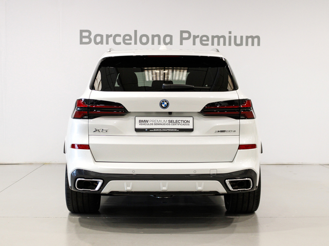 BMW X5 xDrive50e color Blanco. Año 2024. 360KW(489CV). Híbrido Electro/Gasolina. En concesionario Barcelona Premium -- GRAN VIA de Barcelona