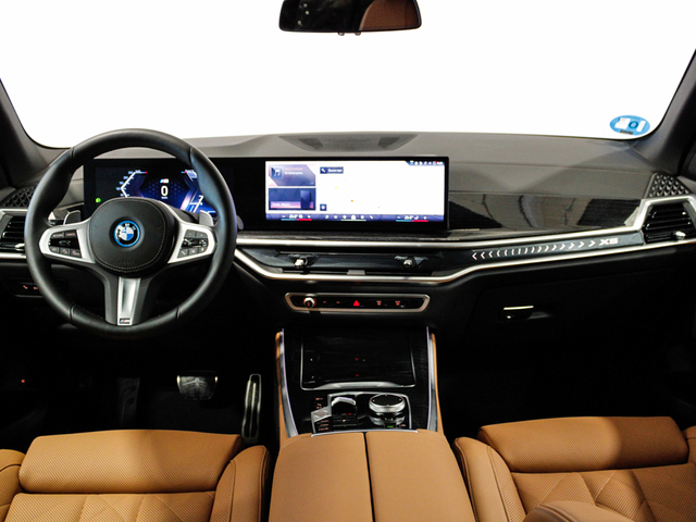 BMW X5 xDrive50e color Blanco. Año 2024. 360KW(489CV). Híbrido Electro/Gasolina. En concesionario Barcelona Premium -- GRAN VIA de Barcelona