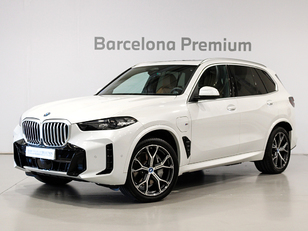 Fotos de BMW X5 xDrive50e color Blanco. Año 2024. 360KW(489CV). Híbrido Electro/Gasolina. En concesionario Barcelona Premium -- GRAN VIA de Barcelona