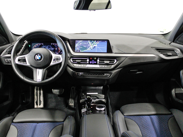 BMW Serie 1 118d color Azul. Año 2024. 110KW(150CV). Diésel. En concesionario Barcelona Premium -- GRAN VIA de Barcelona