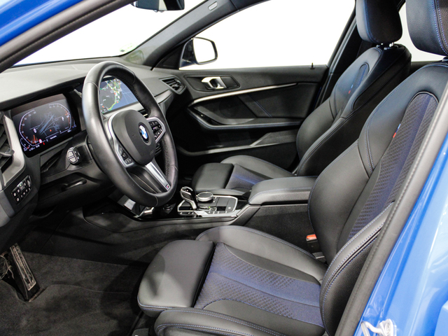 BMW Serie 1 118d color Azul. Año 2024. 110KW(150CV). Diésel. En concesionario Barcelona Premium -- GRAN VIA de Barcelona
