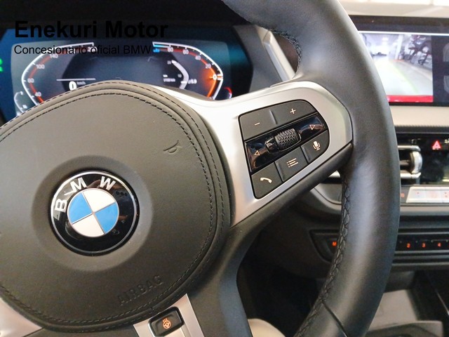 BMW Serie 1 120d color Rojo. Año 2023. 140KW(190CV). Diésel. En concesionario Enekuri Motor de Vizcaya
