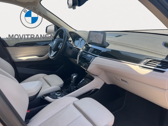BMW X1 xDrive25e color Gris. Año 2022. 162KW(220CV). Híbrido Electro/Gasolina. En concesionario Movitransa Cars Jerez de Cádiz