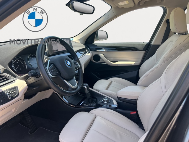BMW X1 xDrive25e color Gris. Año 2022. 162KW(220CV). Híbrido Electro/Gasolina. En concesionario Movitransa Cars Jerez de Cádiz