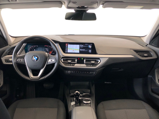 BMW Serie 1 118d color Blanco. Año 2024. 110KW(150CV). Diésel. En concesionario Vehinter Getafe de Madrid