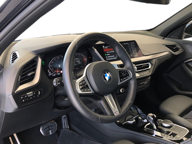 BMW Serie 1 118d color Negro. Año 2024. 110KW(150CV). Diésel. En concesionario Vehinter Getafe de Madrid