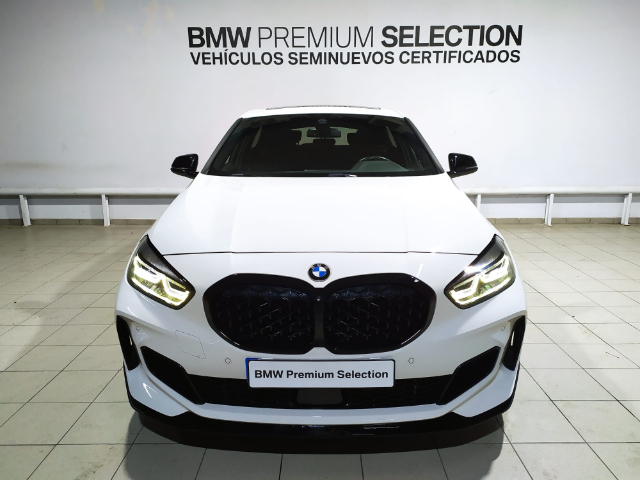 BMW Serie 1 M135i color Blanco. Año 2021. 225KW(306CV). Gasolina. En concesionario Hispamovil, Orihuela de Alicante