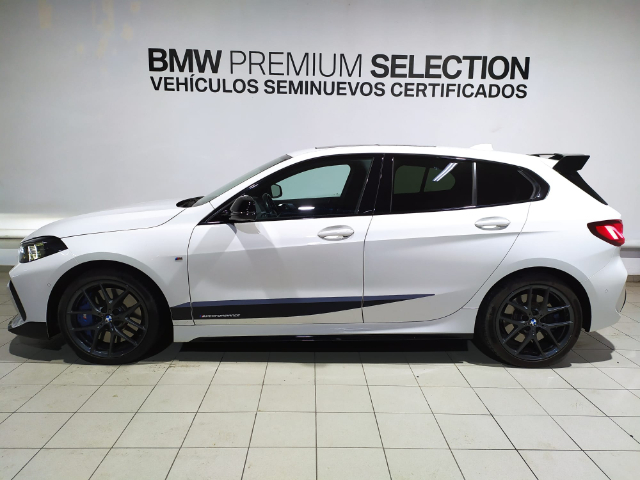 BMW Serie 1 M135i color Blanco. Año 2021. 225KW(306CV). Gasolina. En concesionario Hispamovil, Orihuela de Alicante