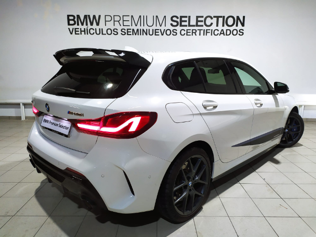 BMW Serie 1 M135i color Blanco. Año 2021. 225KW(306CV). Gasolina. En concesionario Hispamovil, Orihuela de Alicante