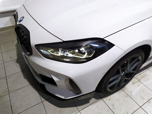 BMW Serie 1 M135i color Blanco. Año 2021. 225KW(306CV). Gasolina. En concesionario Hispamovil, Orihuela de Alicante