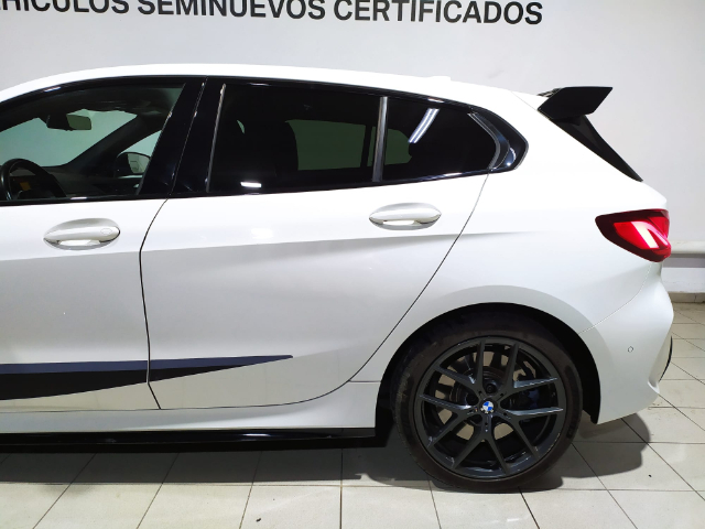 BMW Serie 1 M135i color Blanco. Año 2021. 225KW(306CV). Gasolina. En concesionario Hispamovil, Orihuela de Alicante