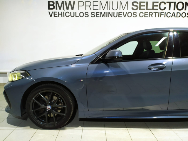 BMW Serie 1 118i color Gris. Año 2019. 103KW(140CV). Gasolina. En concesionario Hispamovil Elche de Alicante
