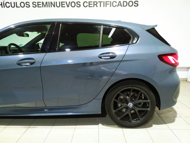 BMW Serie 1 118i color Gris. Año 2019. 103KW(140CV). Gasolina. En concesionario Hispamovil Elche de Alicante