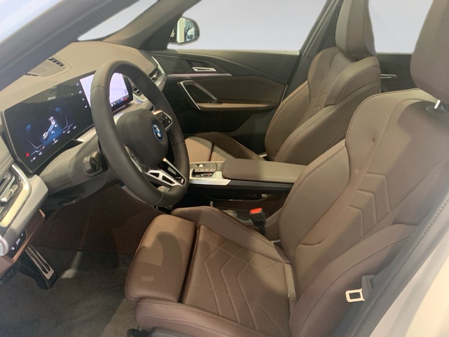 Foto 12 BMW iX1 xDrive30 230 kW (313 CV)