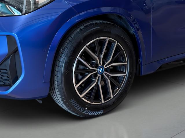 BMW iX1 xDrive30 color Azul. Año 2023. 230KW(313CV). Eléctrico. En concesionario Automotor Premium Viso - Málaga de Málaga