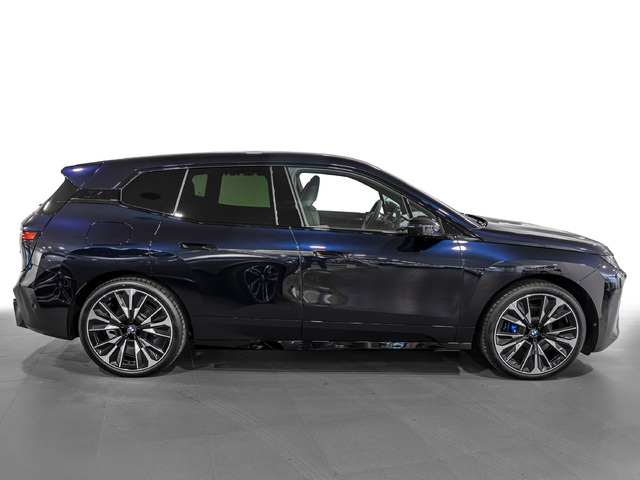 BMW iX xDrive45 color Negro. Año 2025. 300KW(408CV). Eléctrico. En concesionario Caetano Cuzco, Alcalá de Madrid