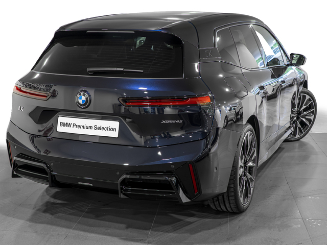 BMW iX xDrive45 color Negro. Año 2025. 300KW(408CV). Eléctrico. En concesionario Caetano Cuzco, Alcalá de Madrid