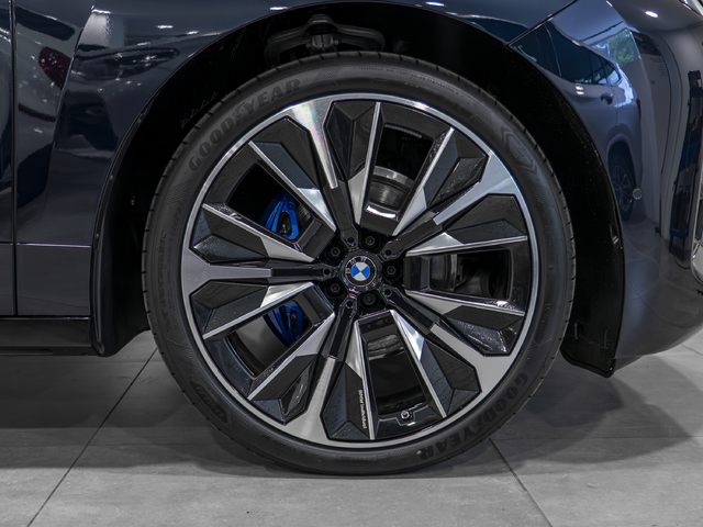 BMW iX xDrive45 color Negro. Año 2025. 300KW(408CV). Eléctrico. En concesionario Caetano Cuzco, Alcalá de Madrid