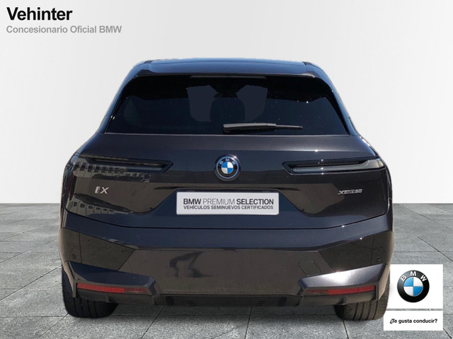 BMW iX xDrive50 color Gris. Año 2023. 385KW(523CV). Eléctrico. En concesionario Vehinter Getafe de Madrid