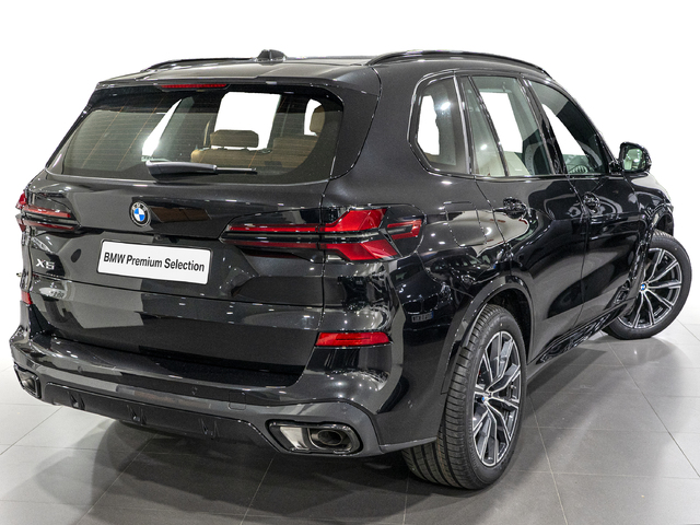 BMW X5 xDrive40d color Negro. Año 2025. 259KW(352CV). Diésel. En concesionario Caetano Cuzco, Alcalá de Madrid