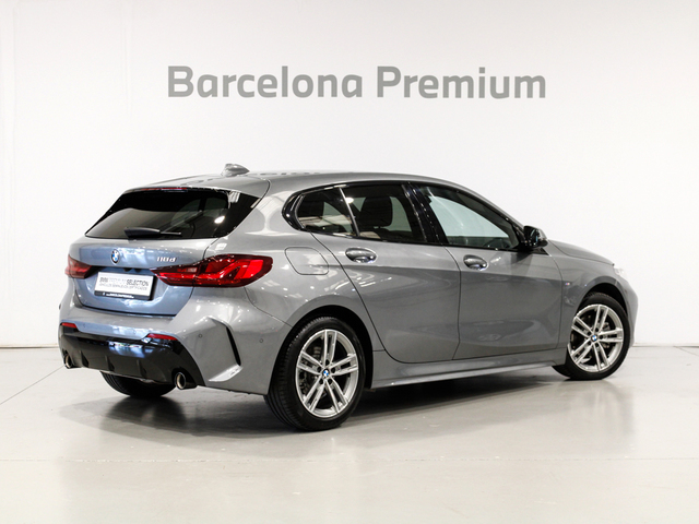 BMW Serie 1 118d color Gris. Año 2024. 110KW(150CV). Diésel. En concesionario Barcelona Premium -- GRAN VIA de Barcelona