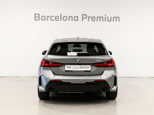 BMW Serie 1 118d color Gris. Año 2024. 110KW(150CV). Diésel. En concesionario Barcelona Premium -- GRAN VIA de Barcelona