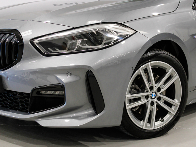 BMW Serie 1 118d color Gris. Año 2024. 110KW(150CV). Diésel. En concesionario Barcelona Premium -- GRAN VIA de Barcelona