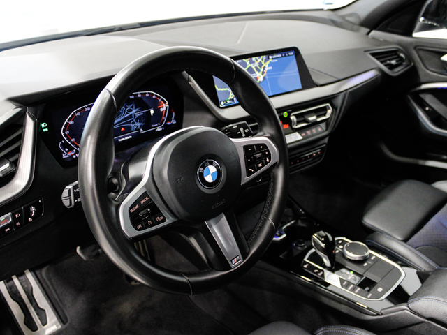 BMW Serie 1 118d color Gris. Año 2024. 110KW(150CV). Diésel. En concesionario Barcelona Premium -- GRAN VIA de Barcelona