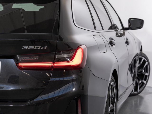 BMW Serie 3 320d Touring color Negro. Año 2025. 140KW(190CV). Diésel. En concesionario Oliva Motor Girona de Girona