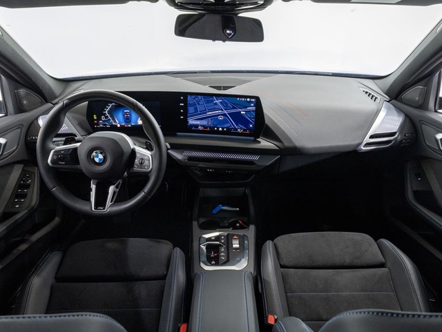 BMW Serie 1 118d color Azul. Año 2024. 110KW(150CV). Diésel. En concesionario Oliva Motor Girona de Girona