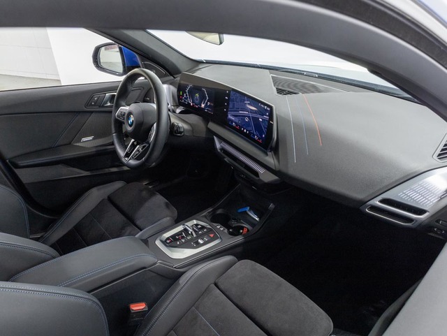 BMW Serie 1 118d color Azul. Año 2024. 110KW(150CV). Diésel. En concesionario Oliva Motor Girona de Girona