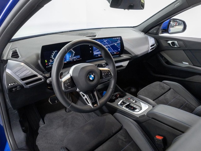 BMW Serie 1 118d color Azul. Año 2024. 110KW(150CV). Diésel. En concesionario Oliva Motor Girona de Girona