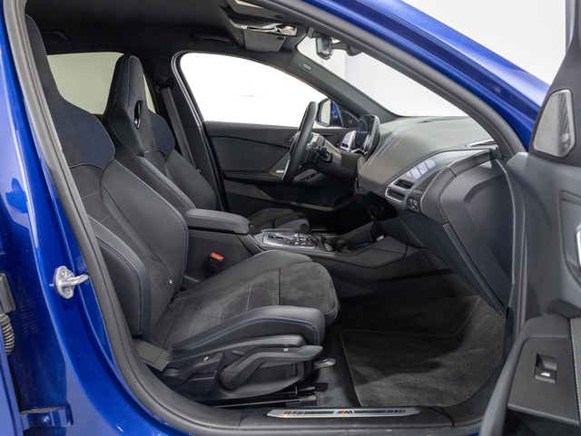 BMW Serie 1 118d color Azul. Año 2024. 110KW(150CV). Diésel. En concesionario Oliva Motor Girona de Girona