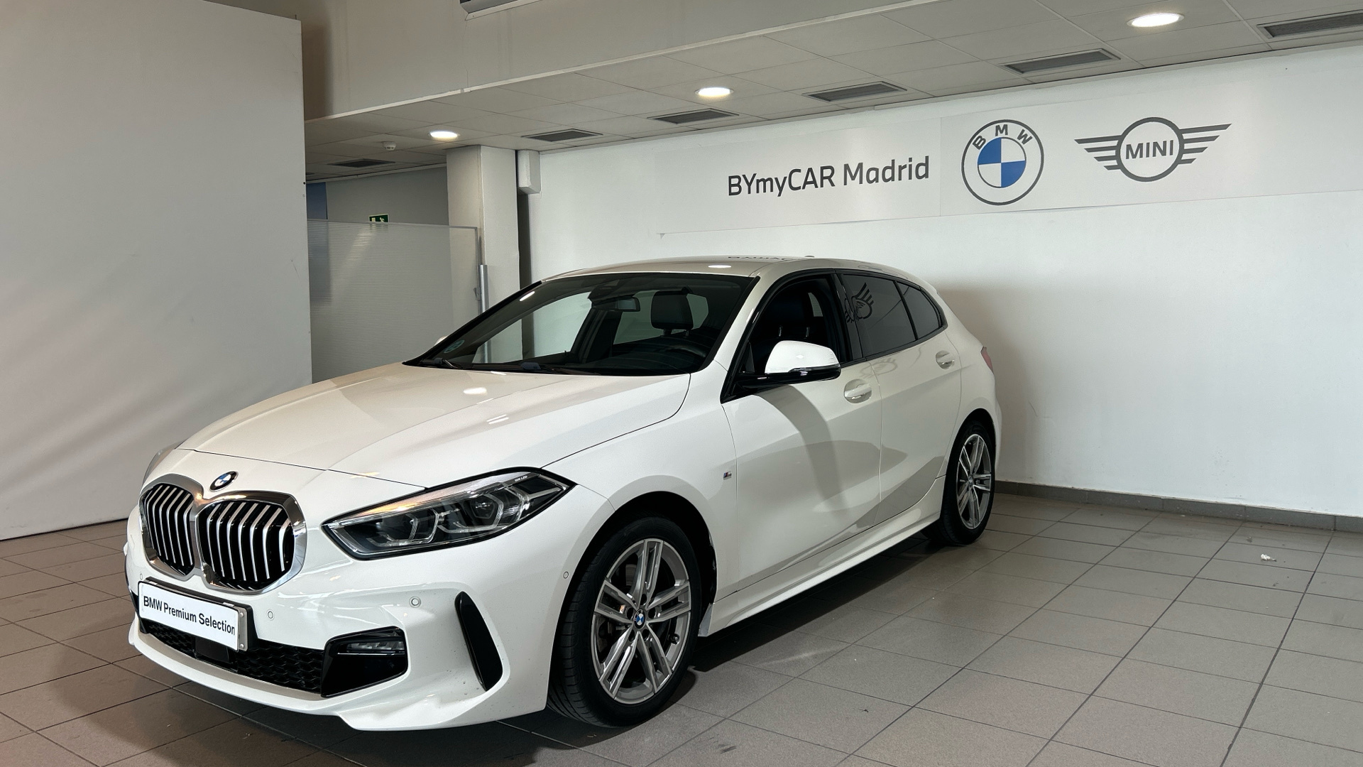 BMW Serie 1 118i color Blanco. Año 2021. 103KW(140CV). Gasolina. En concesionario BYmyCAR Madrid - Alcalá de Madrid
