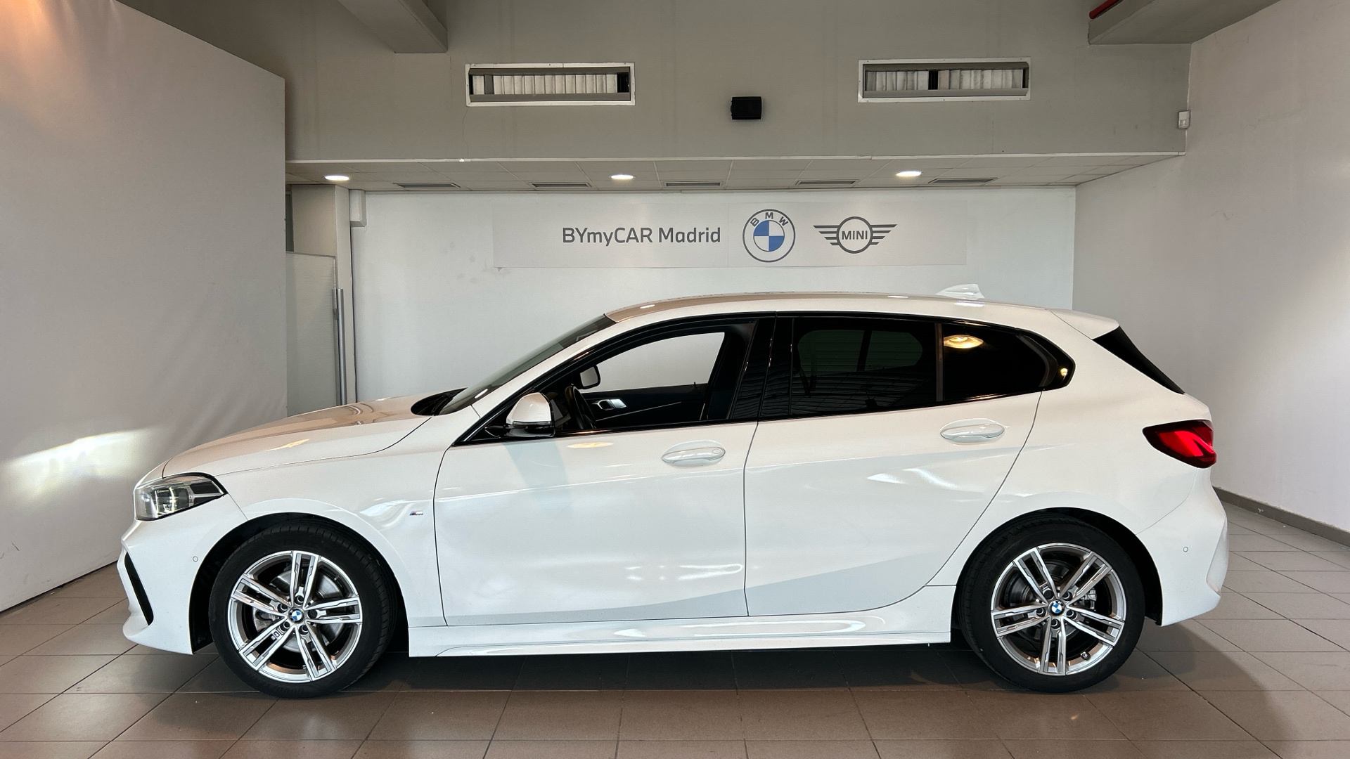 BMW Serie 1 118i color Blanco. Año 2021. 103KW(140CV). Gasolina. En concesionario BYmyCAR Madrid - Alcalá de Madrid