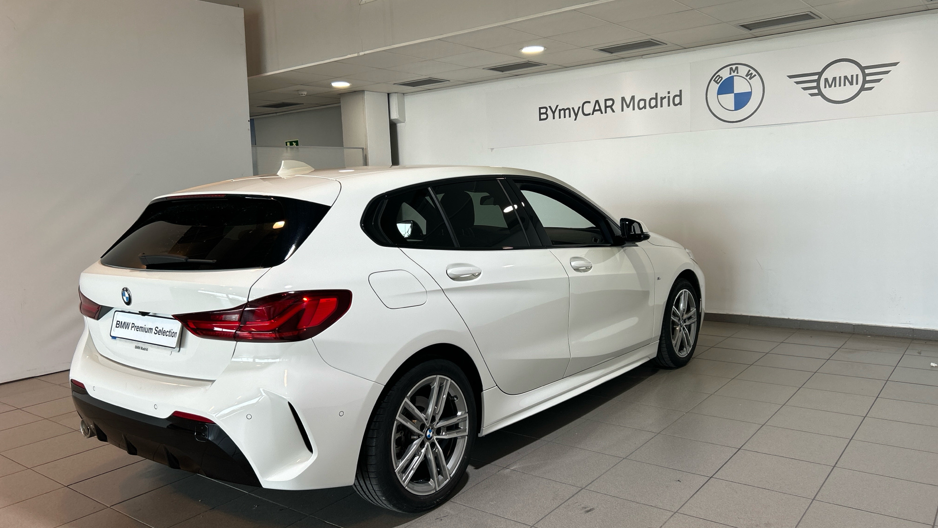 BMW Serie 1 118i color Blanco. Año 2021. 103KW(140CV). Gasolina. En concesionario BYmyCAR Madrid - Alcalá de Madrid