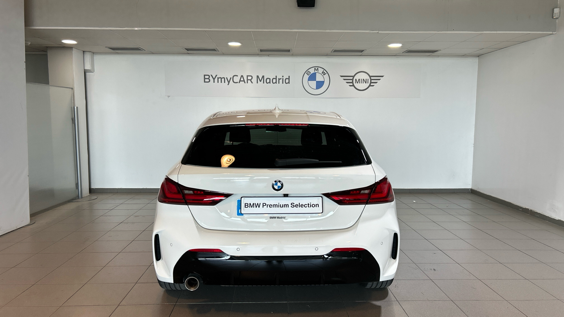BMW Serie 1 118i color Blanco. Año 2021. 103KW(140CV). Gasolina. En concesionario BYmyCAR Madrid - Alcalá de Madrid
