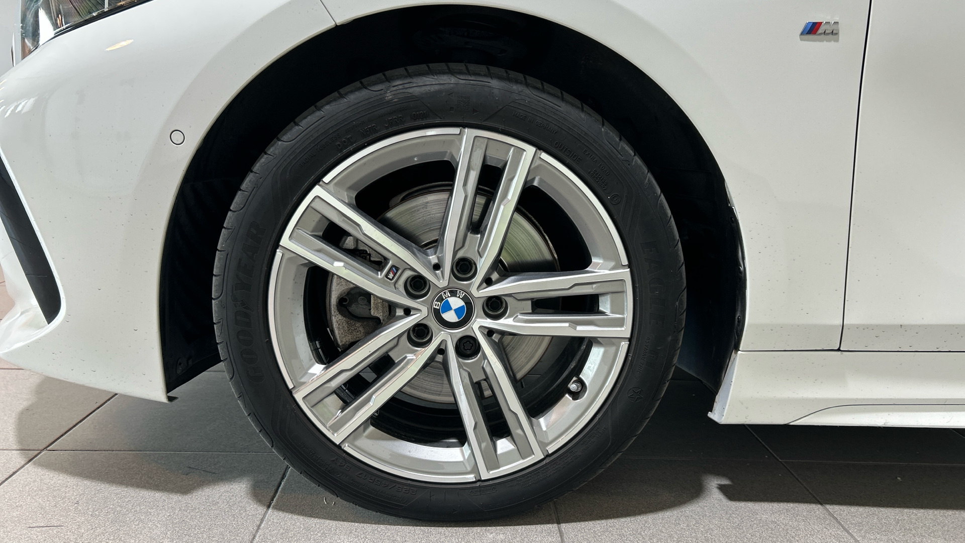BMW Serie 1 118i color Blanco. Año 2021. 103KW(140CV). Gasolina. En concesionario BYmyCAR Madrid - Alcalá de Madrid