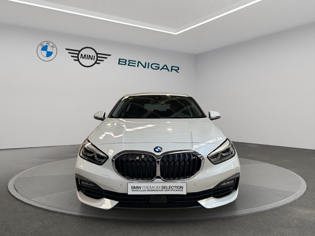BMW Serie 1 118i color Blanco. Año 2021. 103KW(140CV). Gasolina. En concesionario GANDIA Automoviles Fersan, S.A. de Valencia