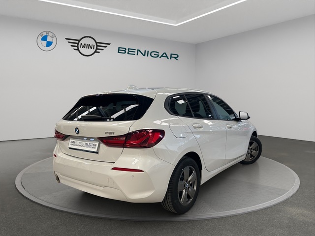 BMW Serie 1 118i color Blanco. Año 2021. 103KW(140CV). Gasolina. En concesionario GANDIA Automoviles Fersan, S.A. de Valencia