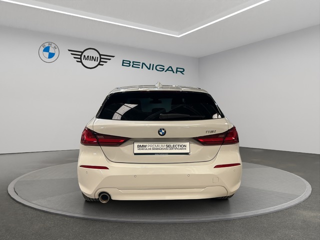 BMW Serie 1 118i color Blanco. Año 2021. 103KW(140CV). Gasolina. En concesionario GANDIA Automoviles Fersan, S.A. de Valencia