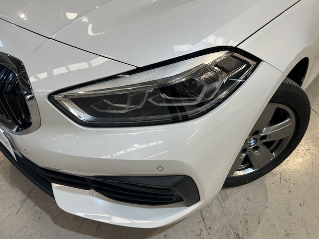 BMW Serie 1 118i color Blanco. Año 2021. 103KW(140CV). Gasolina. En concesionario GANDIA Automoviles Fersan, S.A. de Valencia