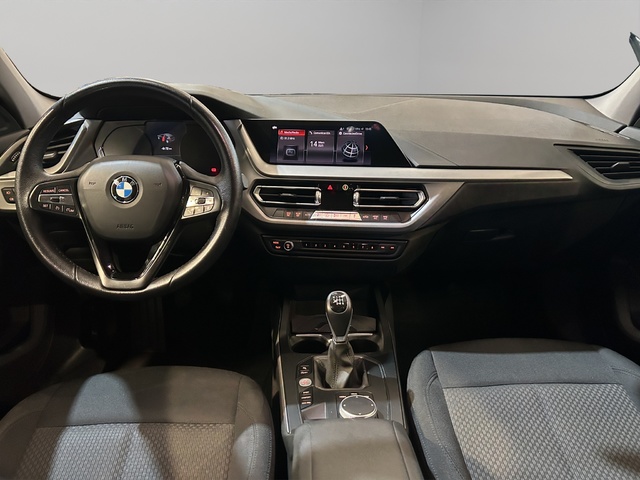 BMW Serie 1 118i color Blanco. Año 2021. 103KW(140CV). Gasolina. En concesionario GANDIA Automoviles Fersan, S.A. de Valencia