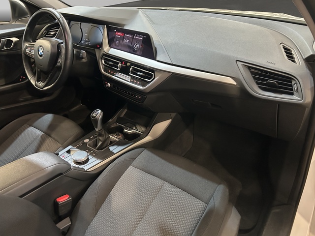 BMW Serie 1 118i color Blanco. Año 2021. 103KW(140CV). Gasolina. En concesionario GANDIA Automoviles Fersan, S.A. de Valencia