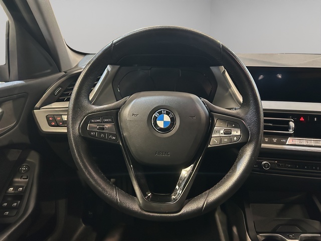 BMW Serie 1 118i color Blanco. Año 2021. 103KW(140CV). Gasolina. En concesionario GANDIA Automoviles Fersan, S.A. de Valencia